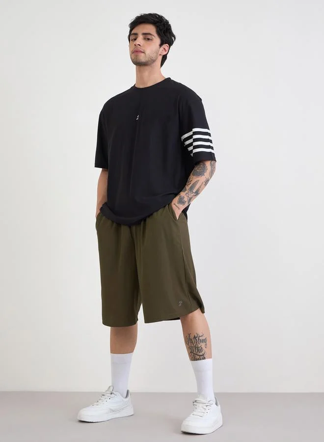 ستايلي اكتيف شورت واسع للتدريب بشعار عاكس