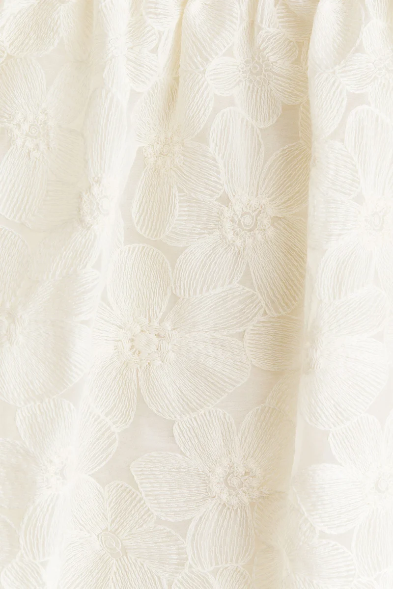 اتش اند ام فستان مطرز بأكمام متموجة