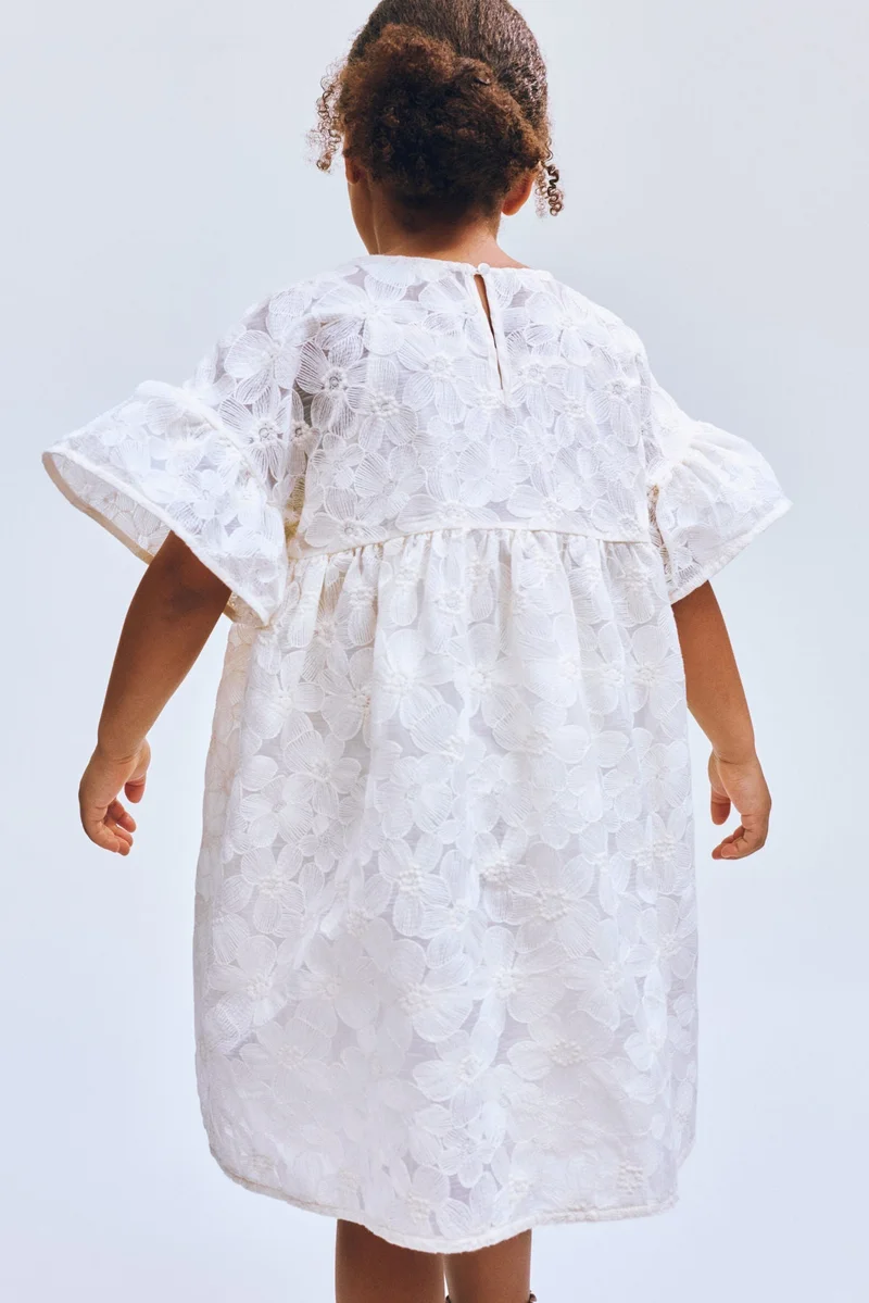 اتش اند ام فستان مطرز بأكمام متموجة