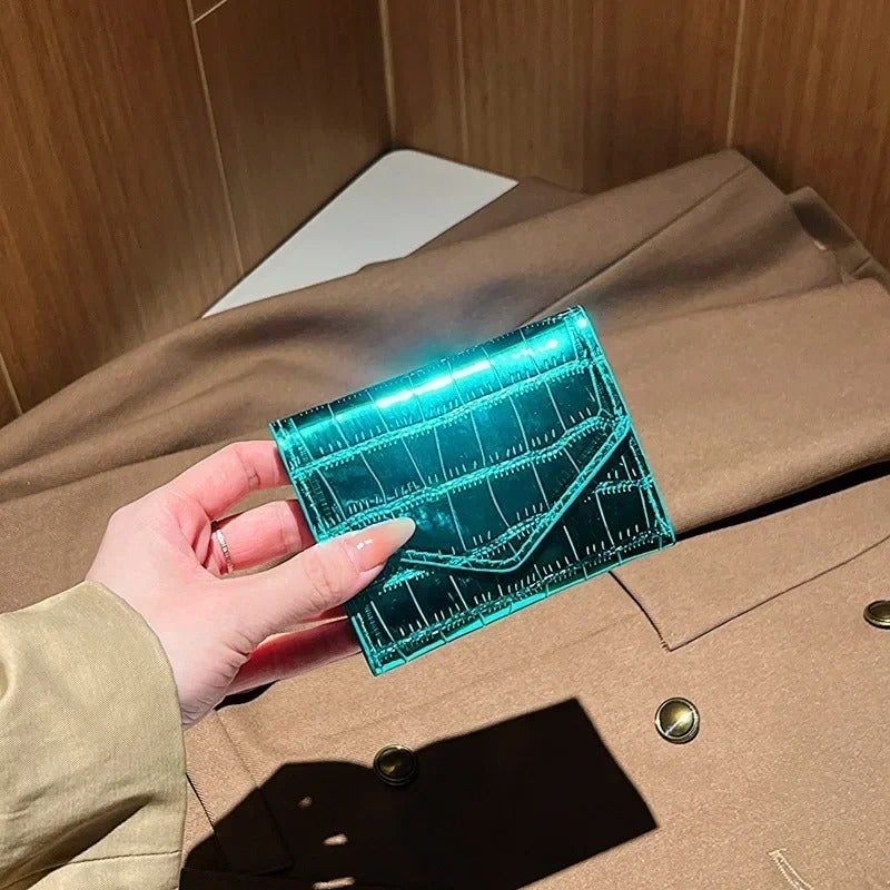 محفظة وحاملة بطاقات جلد لامع أخضر تحتوي على جيوب متعددة للنقود والبطاقات - Image 3