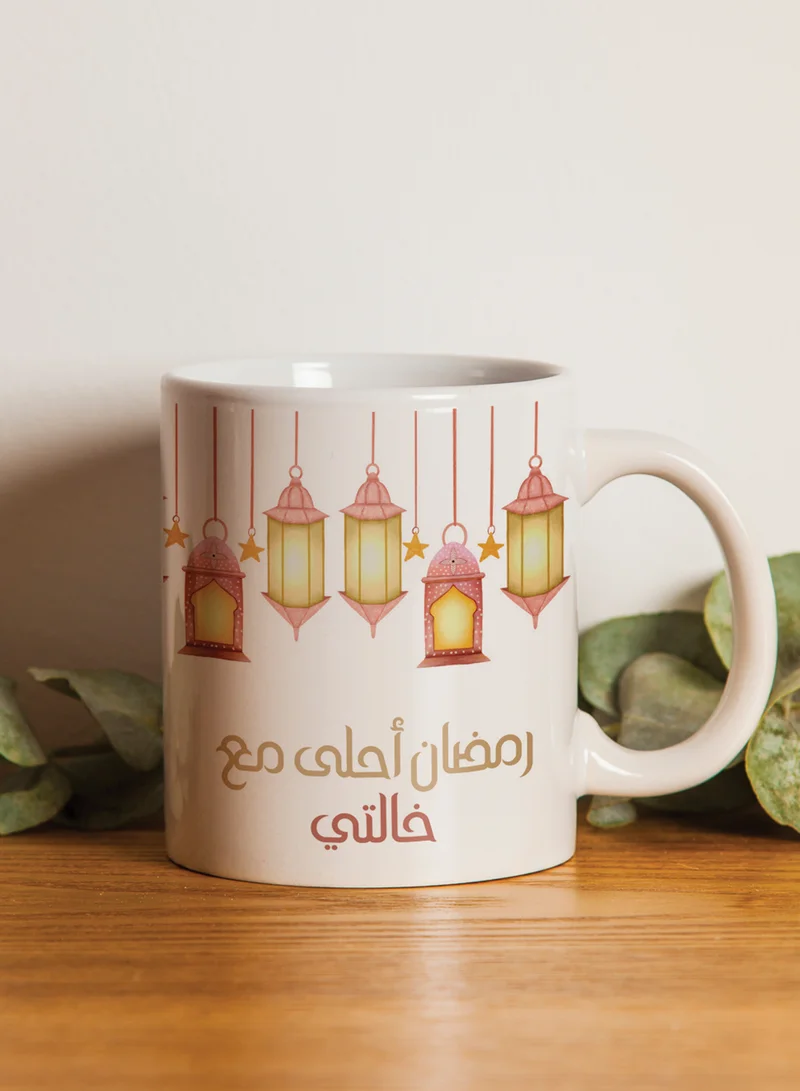 لوحة كوب ١١ أونصة من السيراميك بتصميم رمضان أحلى مع خالتي
