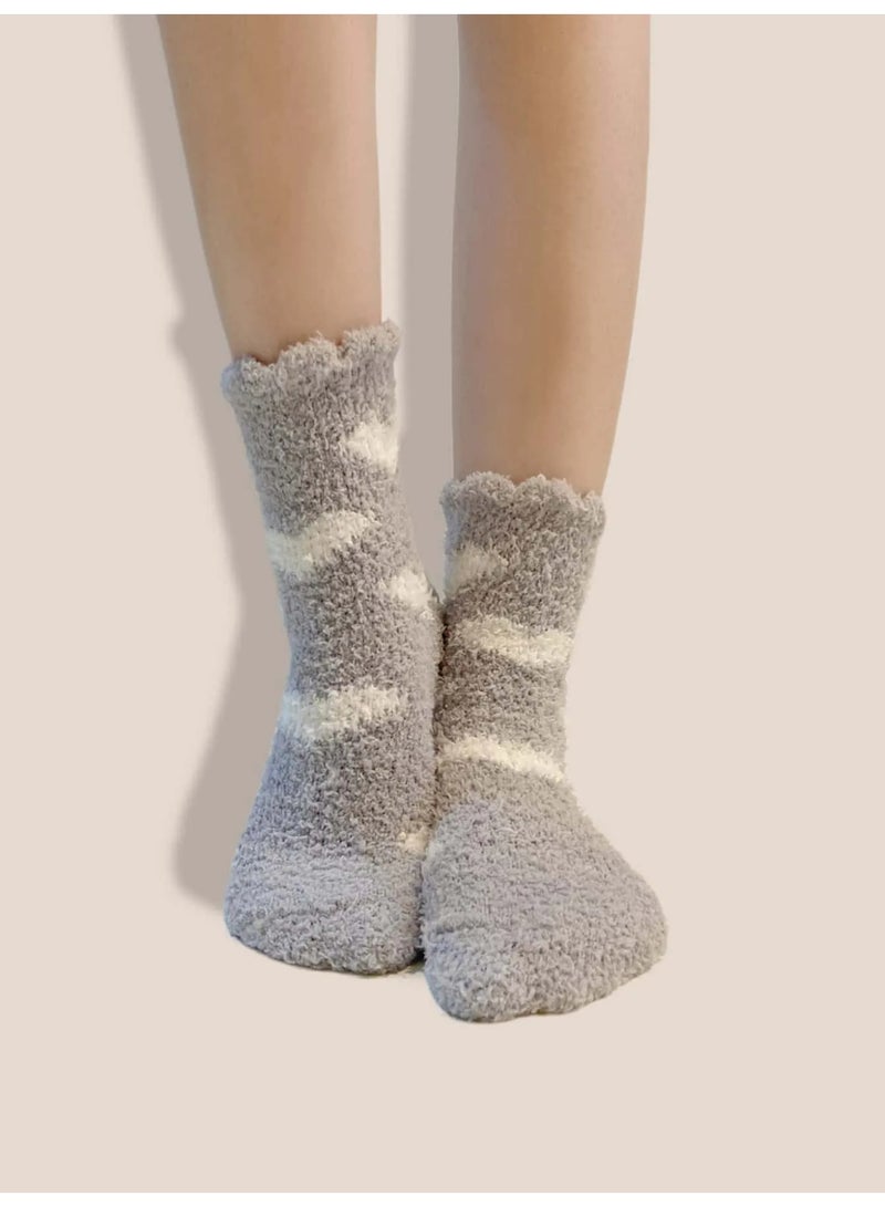 جوارب شتويه نسائيه مجموعه من 3 ازواج من الجوارب الشتويه الطويله بتصاميم متنوعه مصنوعه من قماش فائق النعومه يوفر دفئًا ممتازًا خلال أيام الشتاء الباردة - Image 3