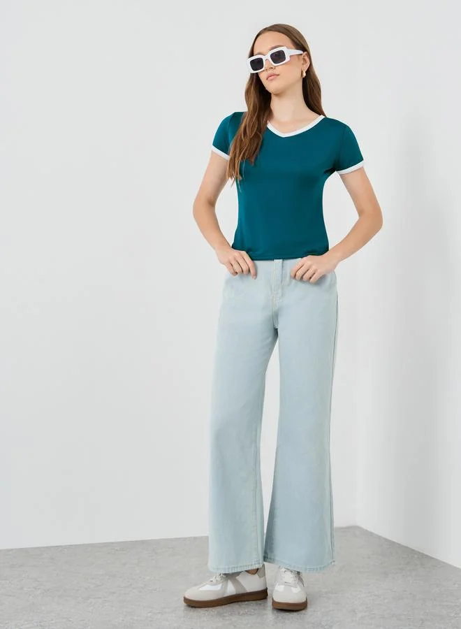 تايك تو تيشيرت بأكمام قصيرة ورقبة على شكل  بلون سادة