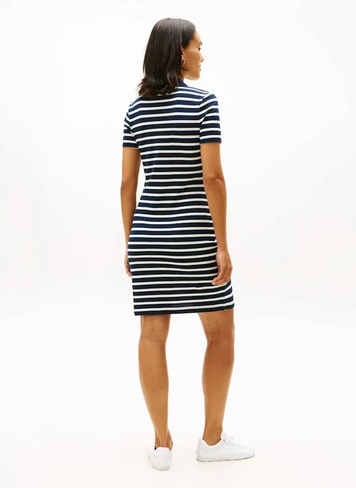 تومي هيلفيغر فستان قصير بأكمام قصيرة وياقة مستديرة