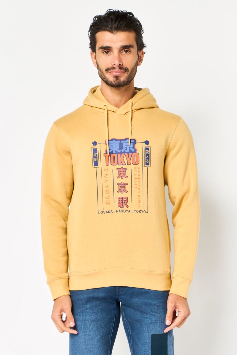 Celio هودي بأكمام طويلة بطباعة جرافيك للرجال، تان - Image 1