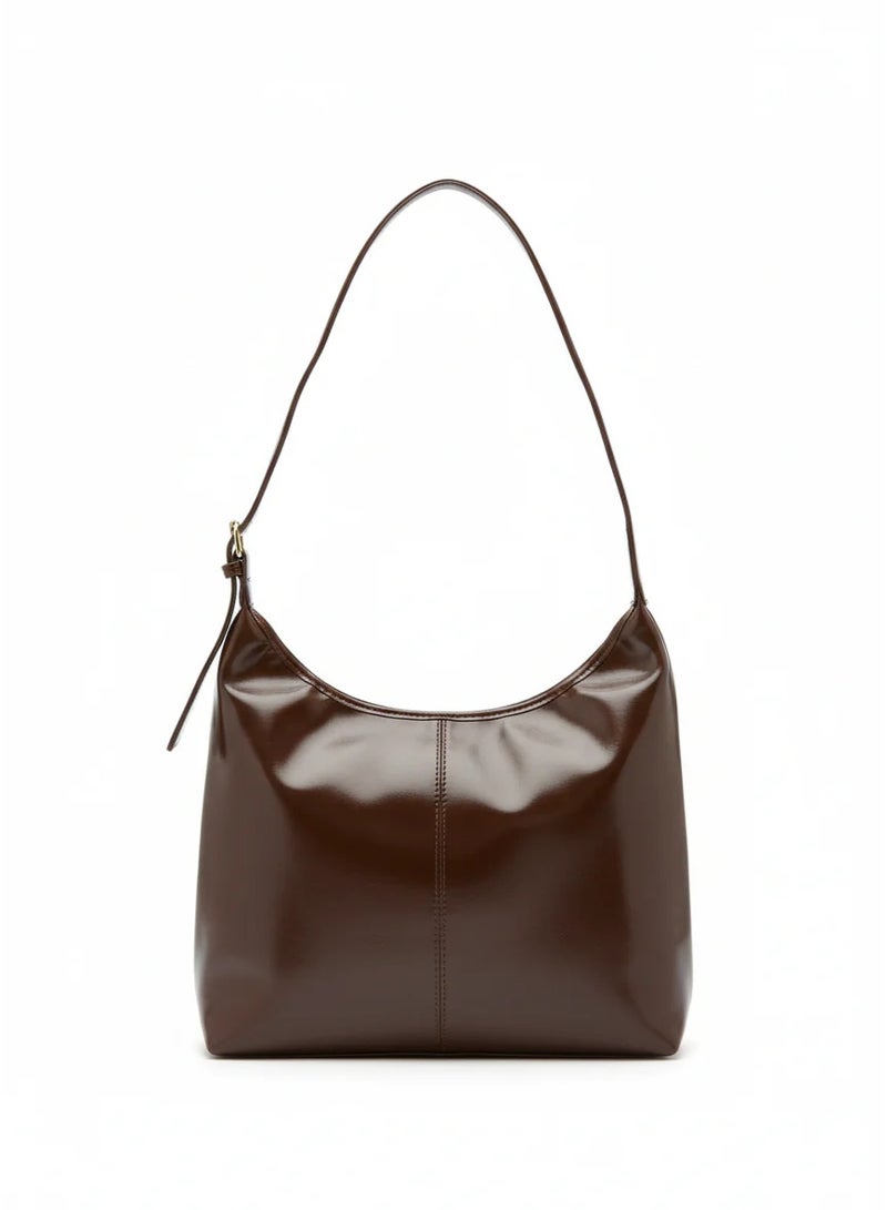 Vbranda A stylish shoulder bag featuring a modern