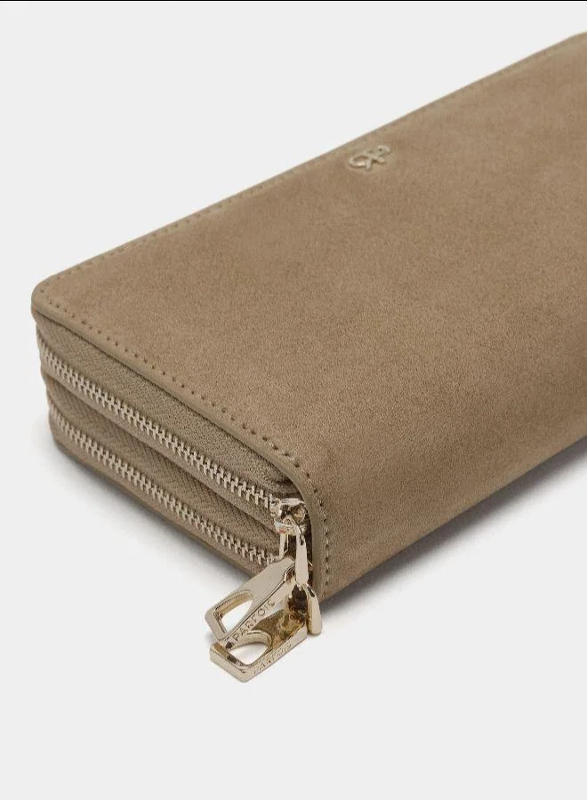 بارفوا محفظة بتأثير الجلد