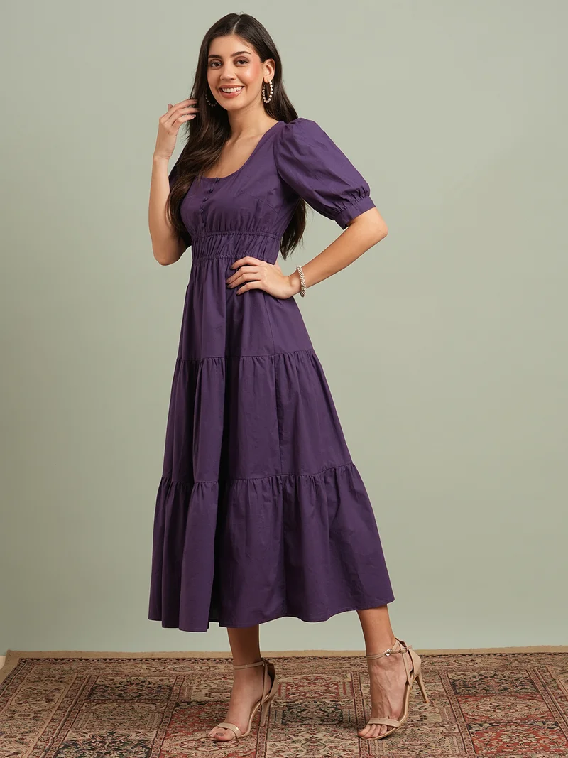 جلو باص فستان ماكسي نسائي من جلوبس بياقة مربعة وأكمام منفوشة بلون بنفسجي سادة بتصميم طبقات مناسب للمنتجع