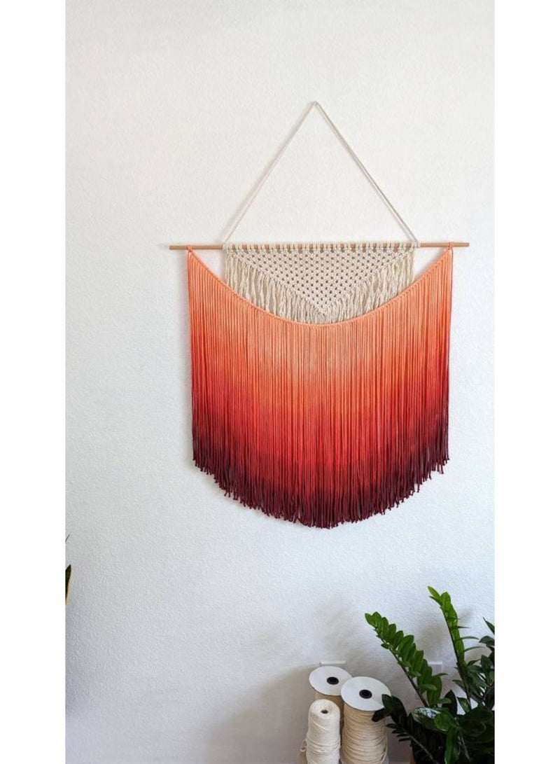 انتيكيانو قطعة فنية مصنوعة يدويًا من خيوط قطنية عالية الجودة، تتميز بتصميم بوهيمي راقٍ وعُقد متقنة تضيف لمسة من الدفء والأناقة لأي جدار. مثالية لتزيين غرف المعيشة أو النوم، وتضفي أجواءً طبيعية وهادئة على المساحة. - Image 1