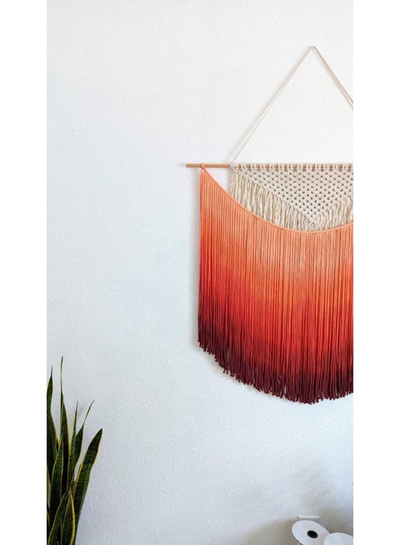 انتيكيانو قطعة فنية مصنوعة يدويًا من خيوط قطنية عالية الجودة، تتميز بتصميم بوهيمي راقٍ وعُقد متقنة تضيف لمسة من الدفء والأناقة لأي جدار. مثالية لتزيين غرف المعيشة أو النوم، وتضفي أجواءً طبيعية وهادئة على المساحة. - Image 2