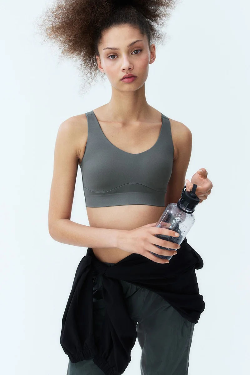 اتش اند ام حمالة صدر رياضية بقصّة رقبة عالية من نسيج دراي موف