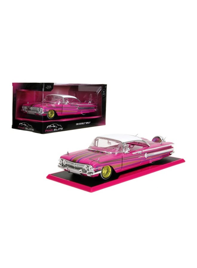 JADA سيارة جادا بينك سليبز سنسيت سيركيت 1959 شيفروليه إمبالا مصنوعة من الصب (1:24، وردي/أبيض) - Image 1