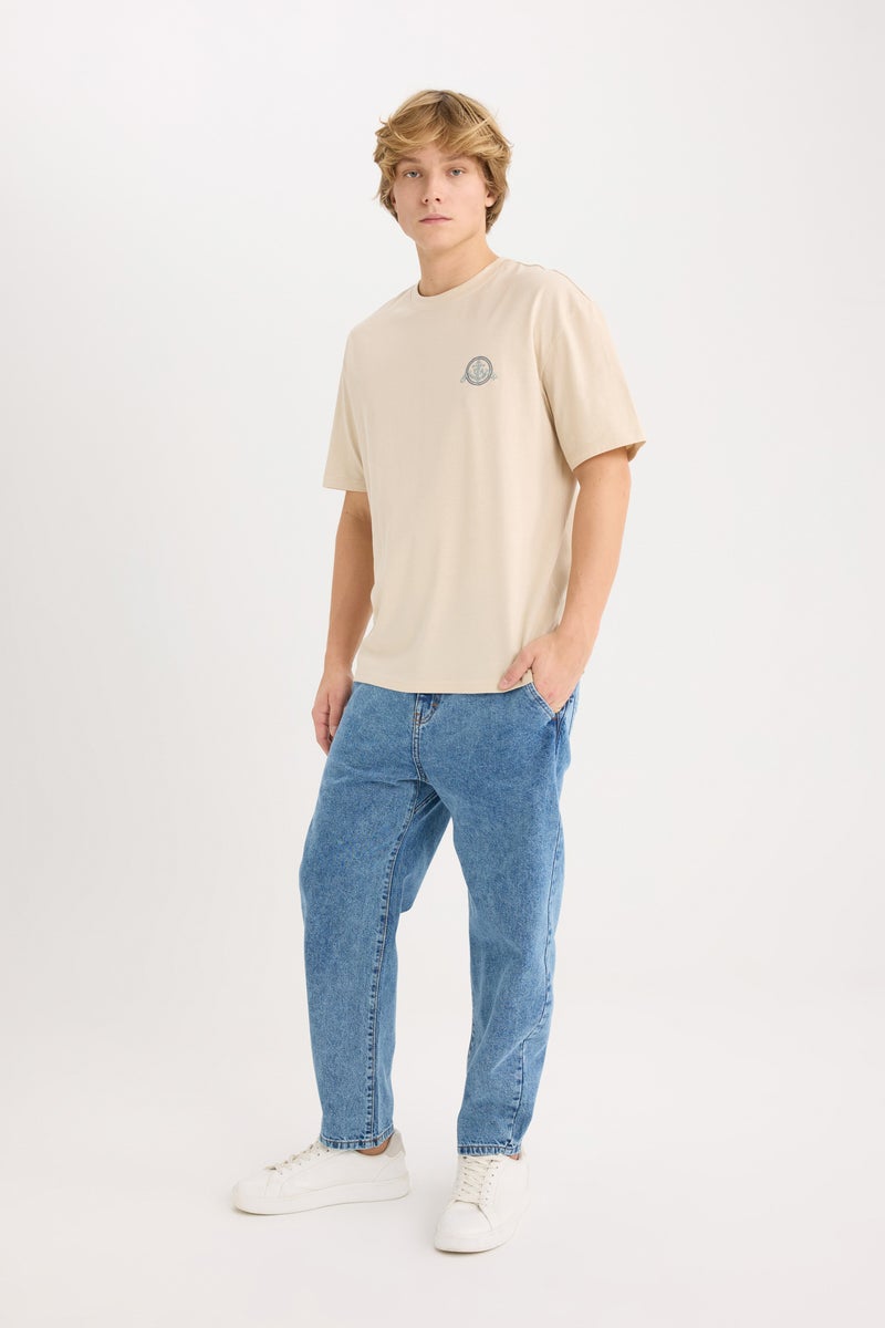 ديفاكتو تيشيرت أوفر سايز نص كم بياقة مستديرة بطبعة من الخلف - Image 2