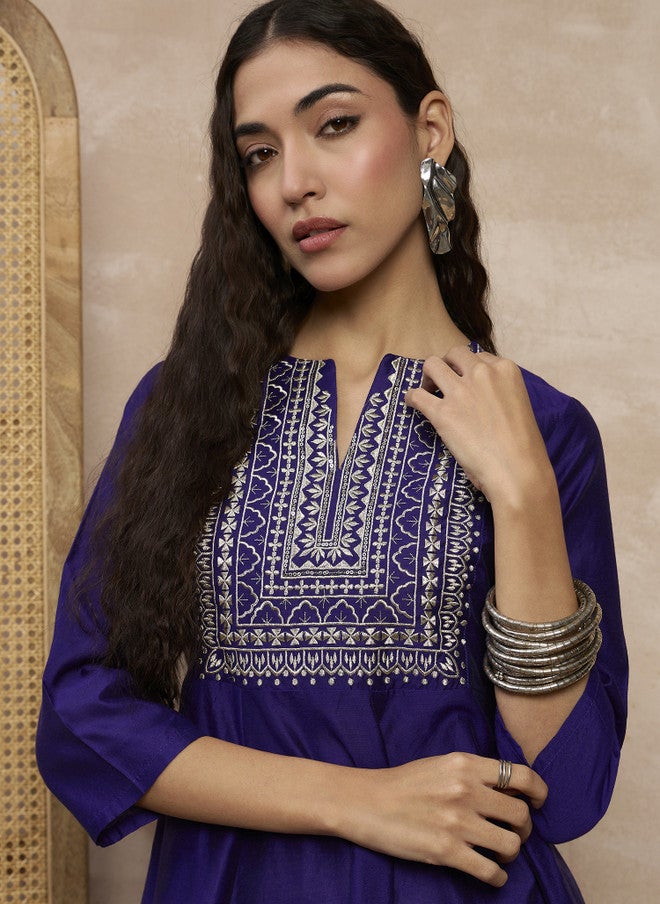 Baizee كل شيء عنك تصميم ياقة مزهرة كورتا أناركالي من حرير تشاندي مزين بالخيوط اللامعة - Image 5
