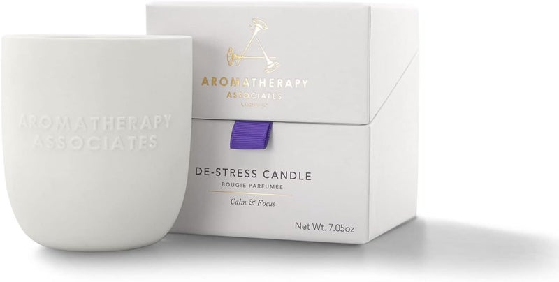 Aromatherapy Associates شمعة تخفيف التوتر من أروماثيرابي أسوسيتس. شمع نباتي مصبوب يدويًا للشعور بالهدوء والتركيز. مصنوعة من زيوت أساسية من اللبان والبابونج. 40 ساعة من وقت الاحتراق (7.05 أونصة)