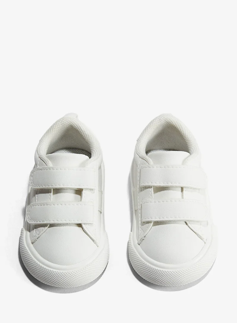 اتش اند ام أحذية رياضية