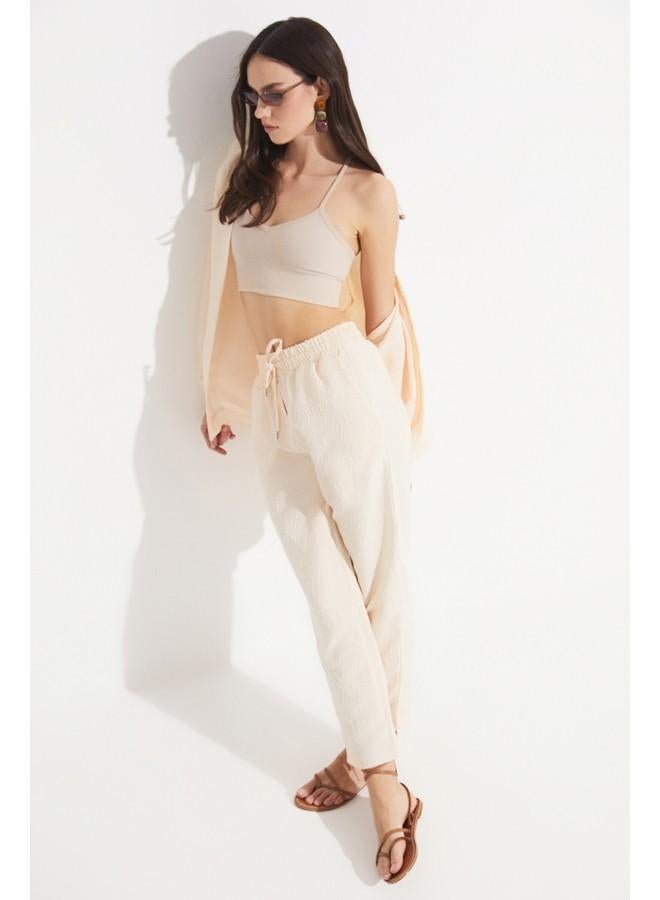 جون بنطلون نسائي بخصر مطاطي مرتفع بنقش ذاتي بيج فاتح - Image 4