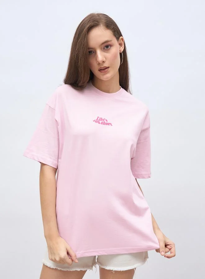 ستايلي تيشيرت فضفاض بأكمام قصيرة وطبعة شعار ستايلي