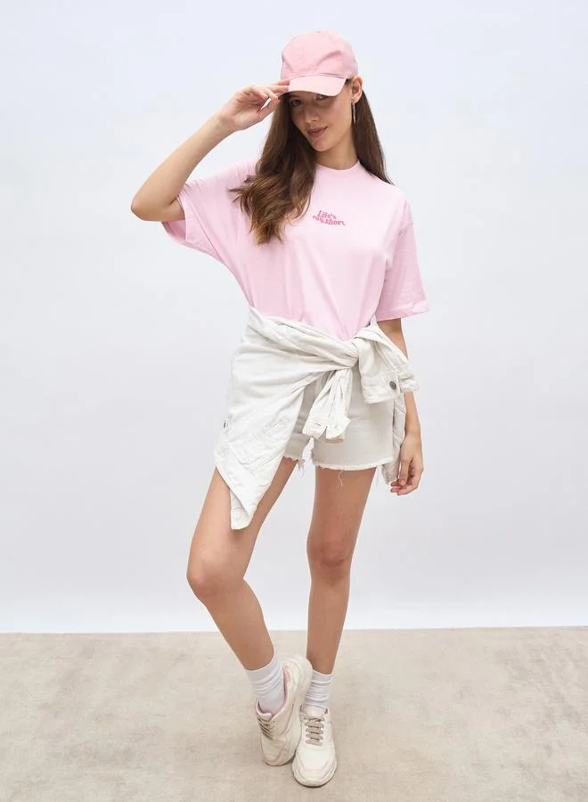 ستايلي تيشيرت فضفاض بأكمام قصيرة وطبعة شعار ستايلي