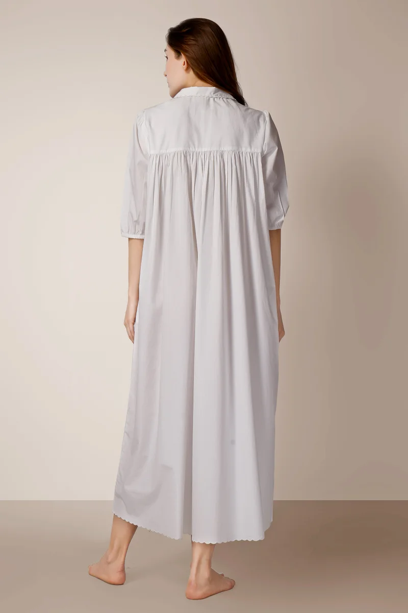 افتر دارك فليسيا، قميص نوم مطرز