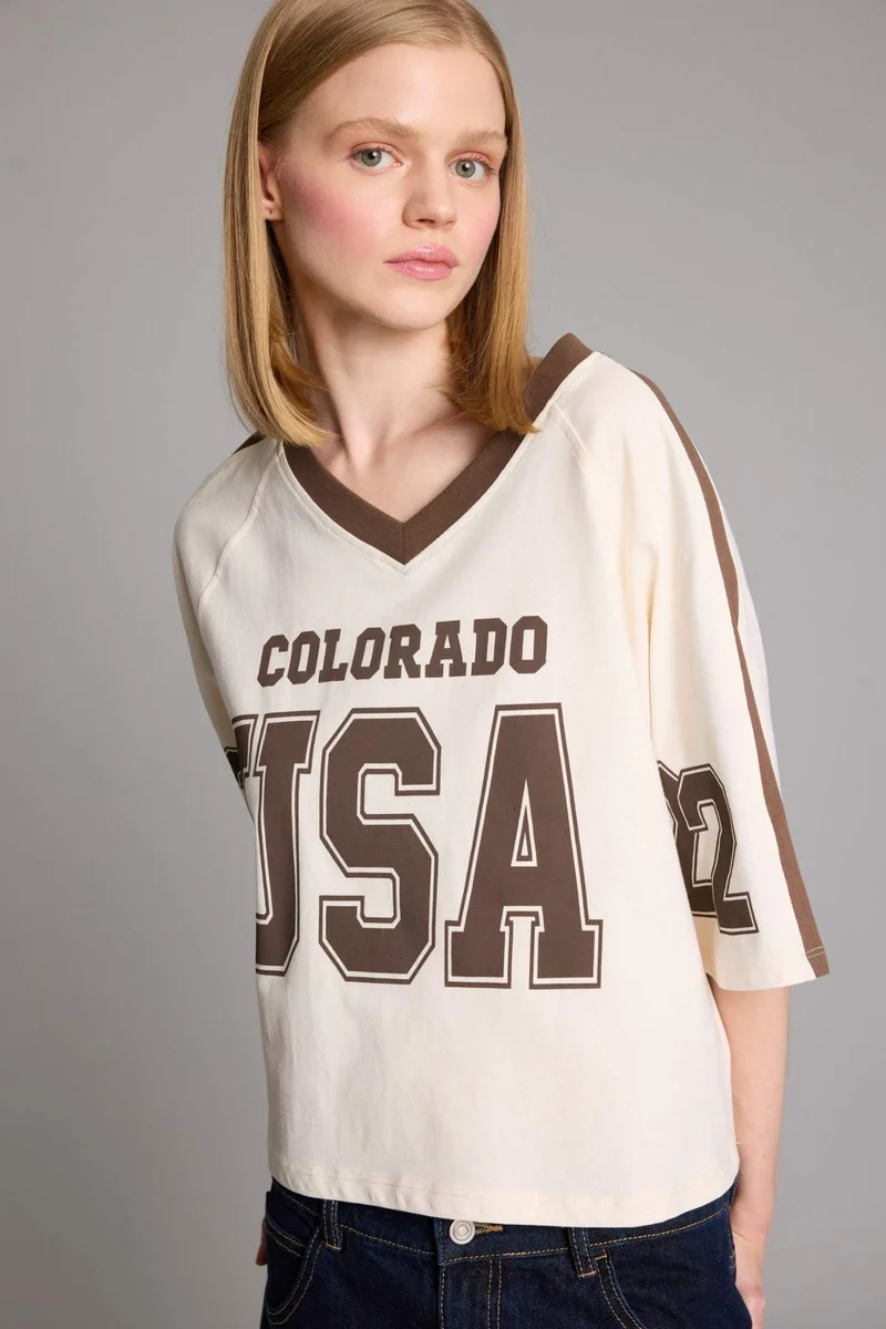 ديفاكتو Oversize Fit V-Neck Short Sleeve T-Shirt