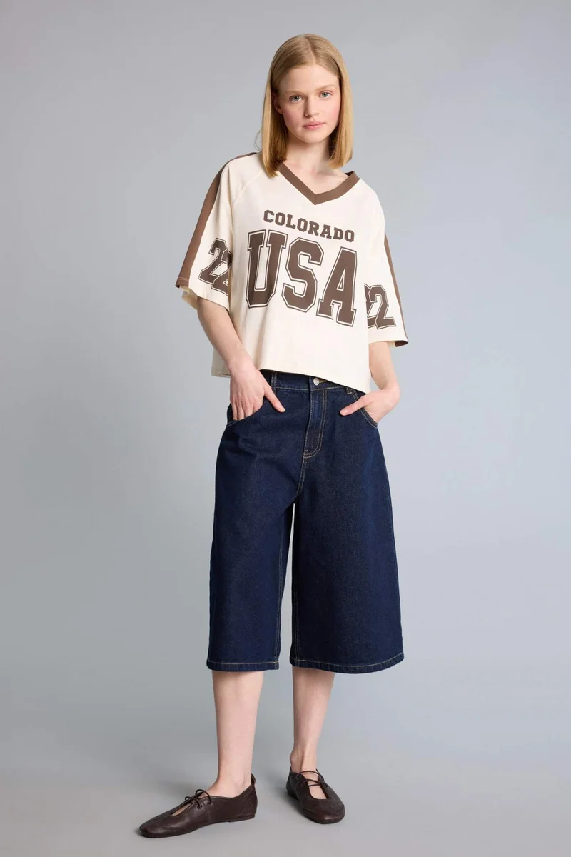 ديفاكتو Oversize Fit V-Neck Short Sleeve T-Shirt