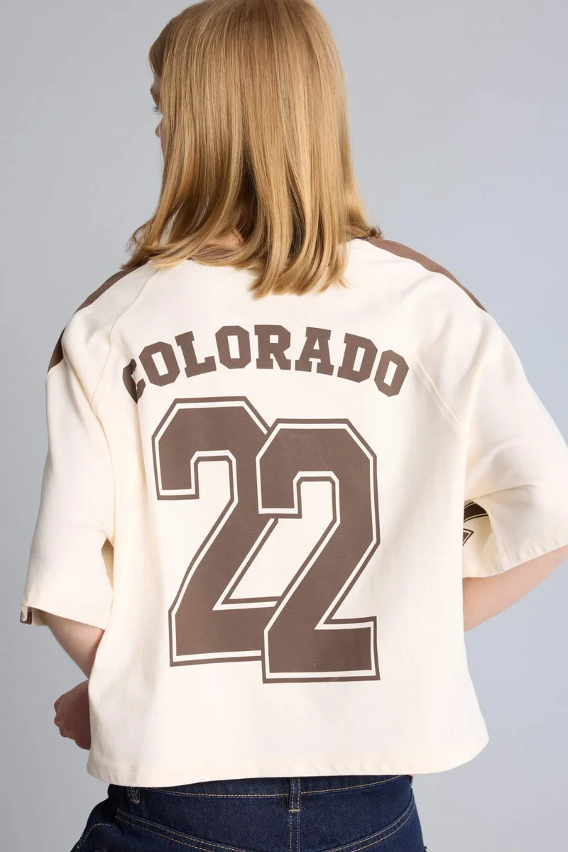 ديفاكتو Oversize Fit V-Neck Short Sleeve T-Shirt