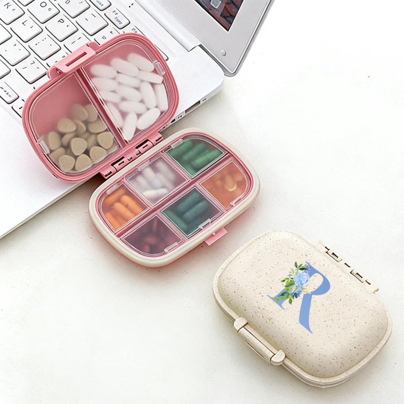 صندوق حبوب صغير محمول من البلاستيك المتين بغطاء أمان أزرق مطبوع عليه حروف. - Image 3