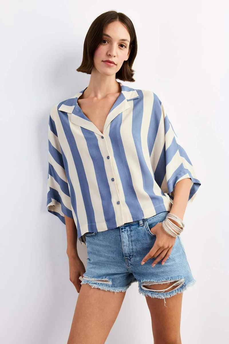 ديفاكتو Oversize Fit V-Neck Short Sleeve Shirt