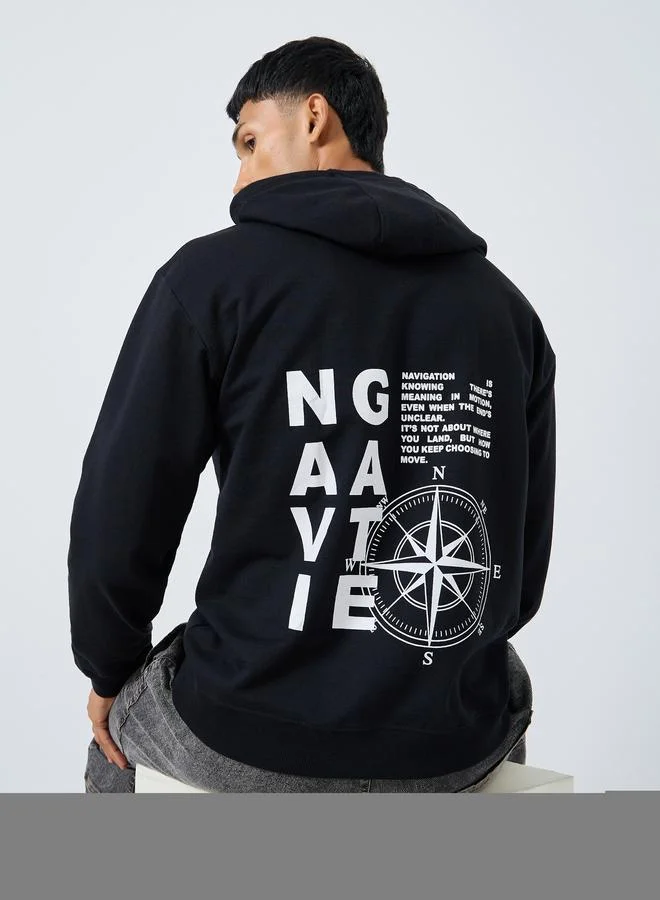 ستايلي هودي بقصة مريحة وطبعة جرافيك