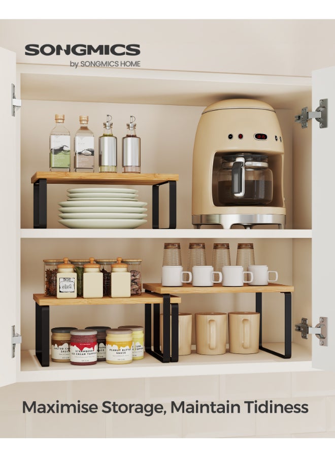 SONGMICS منظم خزائن المطبخ من سونغميكس، مجموعة من 3 رفوف تخزين على الطاولة، قابلة للتكديس، رفوف توابل قابلة للتوسيع، معدنية وخشب مصنّع، أبيض سحابي وبيج طبيعي - Image 2