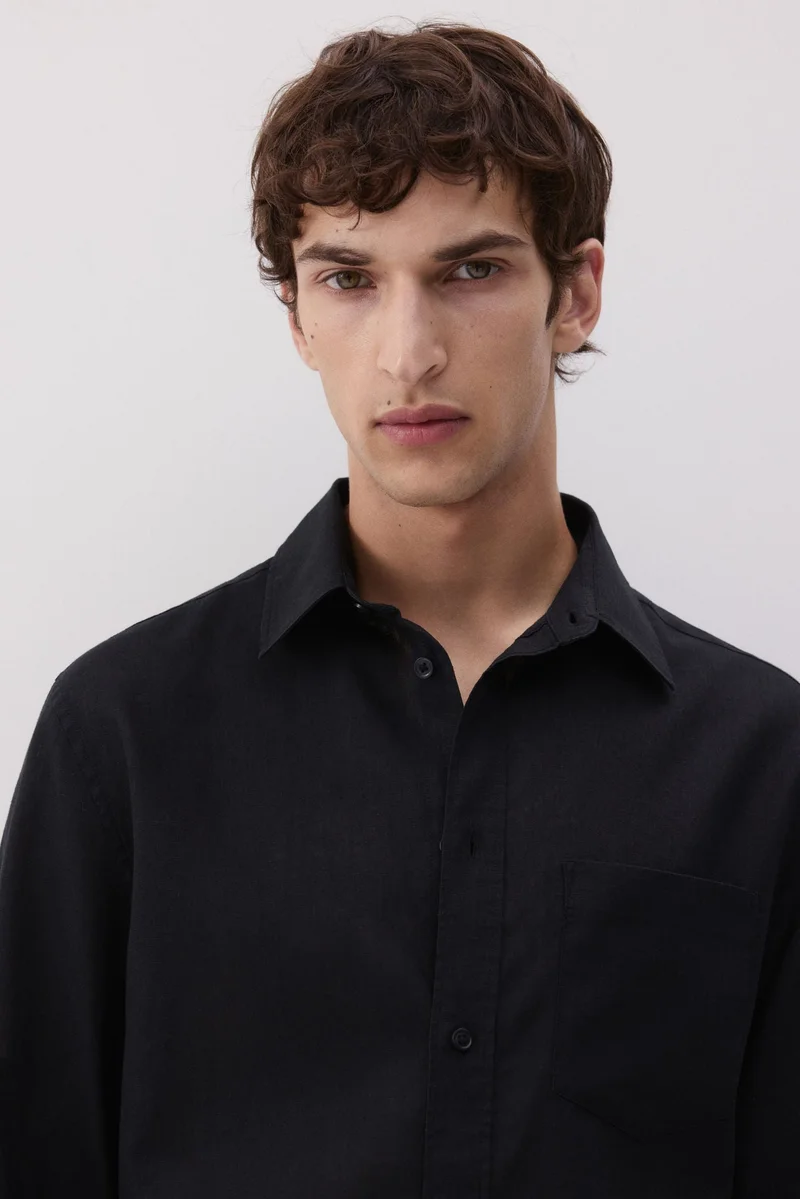 اتش اند ام قميص بقصّة عادية من مزيج الكتان