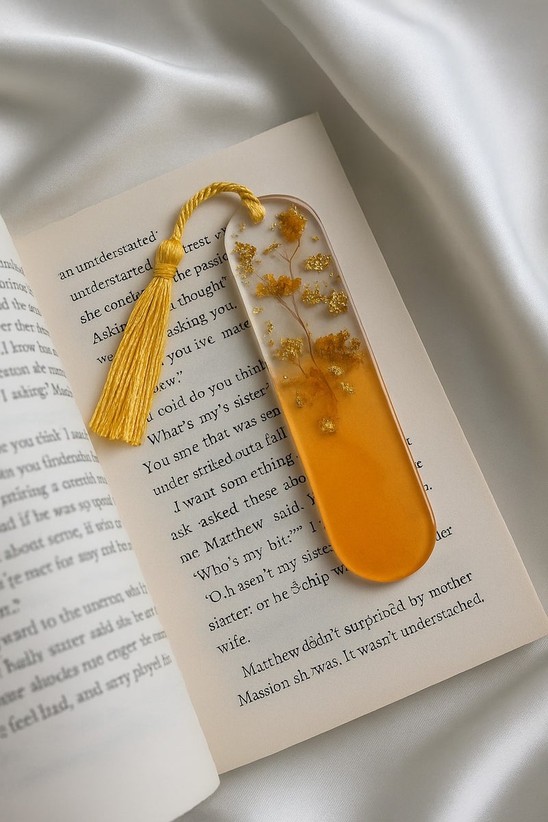 Ready For Chai علامة كتاب مصنوعة يدويًا من الراتنج مع رقائق ذهبية، زهور مجففة وخرز – تصميم زهري أنيق | مثالية للهدايا، والتدوين والقراءة - Image 3