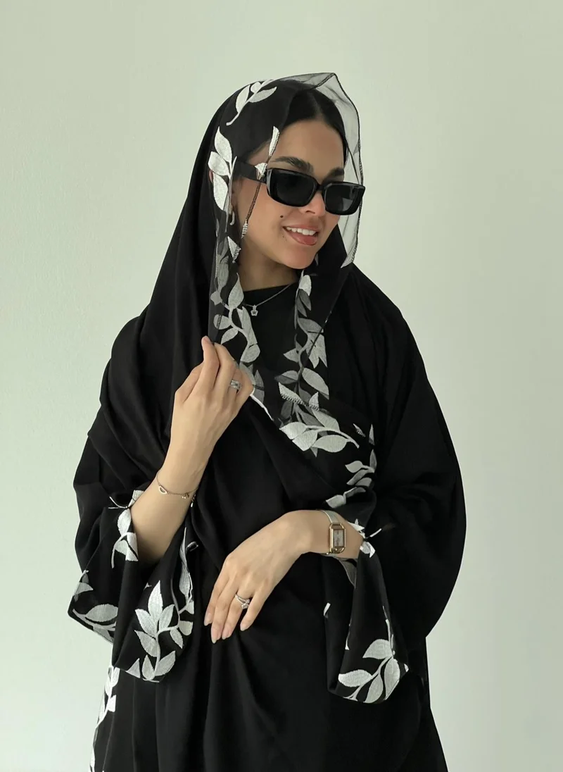عبايات لوسين عباية كريب ملكي بتطريز آبيض على التل