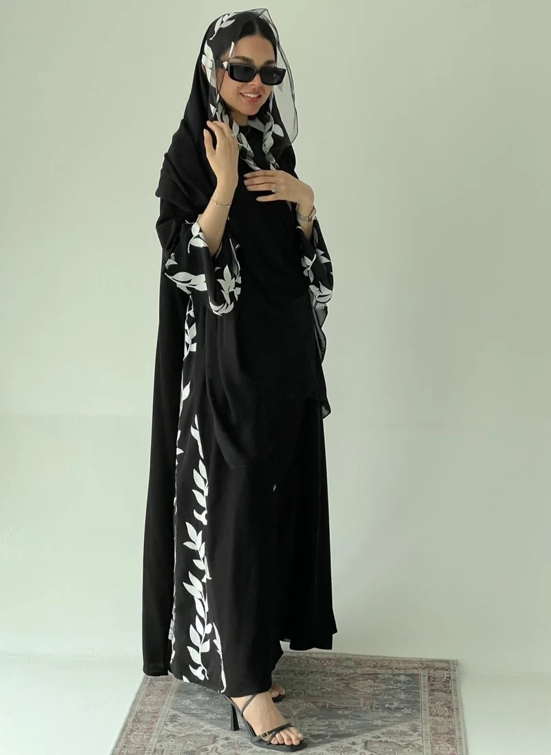 عبايات لوسين عباية كريب ملكي بتطريز آبيض على التل