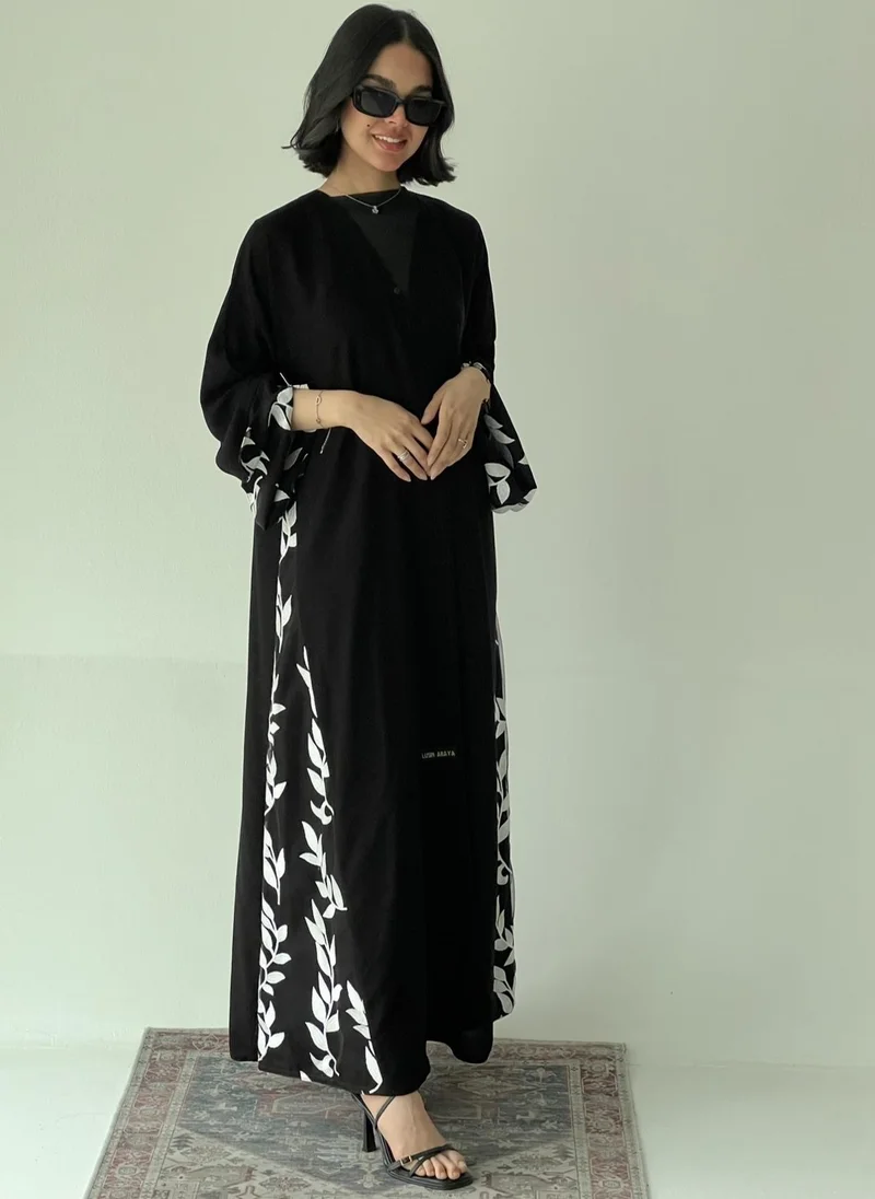 عبايات لوسين عباية كريب ملكي بتطريز آبيض على التل