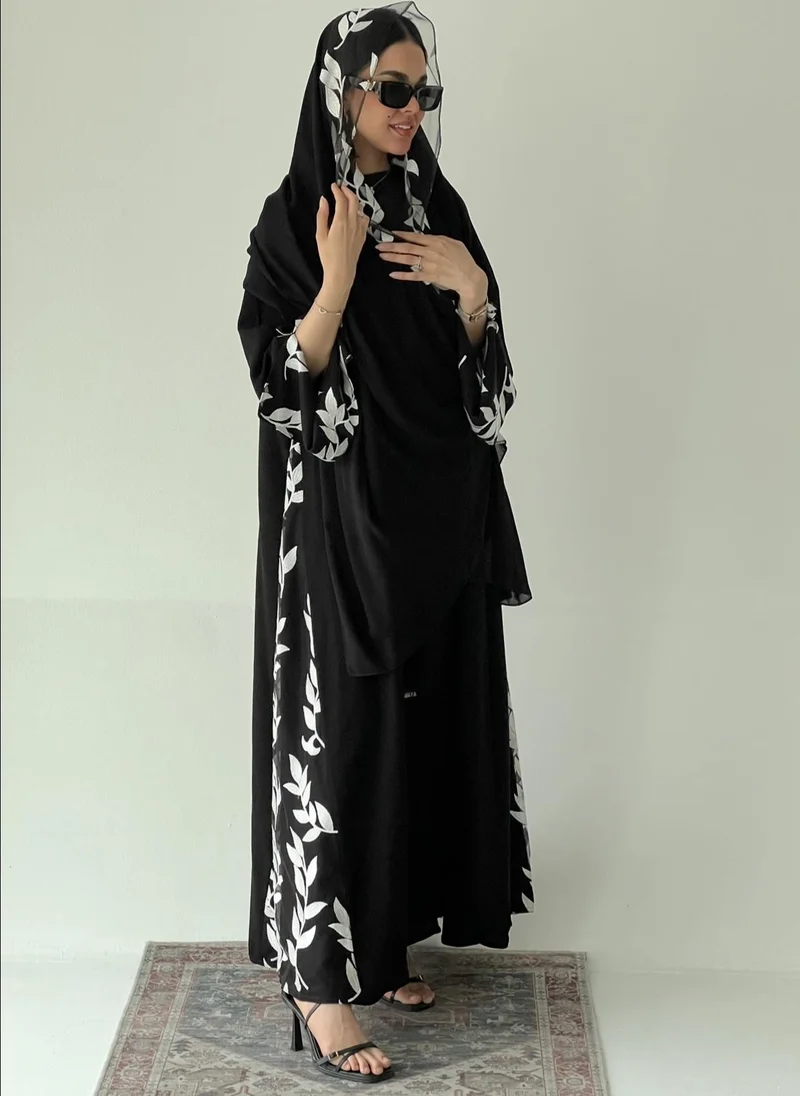 عبايات لوسين عباية كريب ملكي بتطريز آبيض على التل