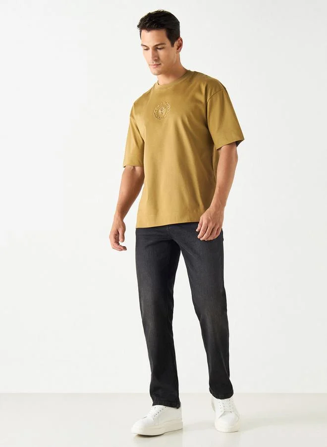 إمبيرور تيشيرت بتطريز شعار وياقة ضيّقة وأكمام قصيرة من إمبيرور