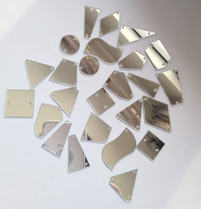 50PCS SILVER SEW ON MIRROR RHINESTONES SEW ON MIRROR PIECES WITH HOLES FLAT BACK ACRYLIC SHINY SEWON STONE FOR DRESS DECORATION MIX SHAPES SILVER MIRROR