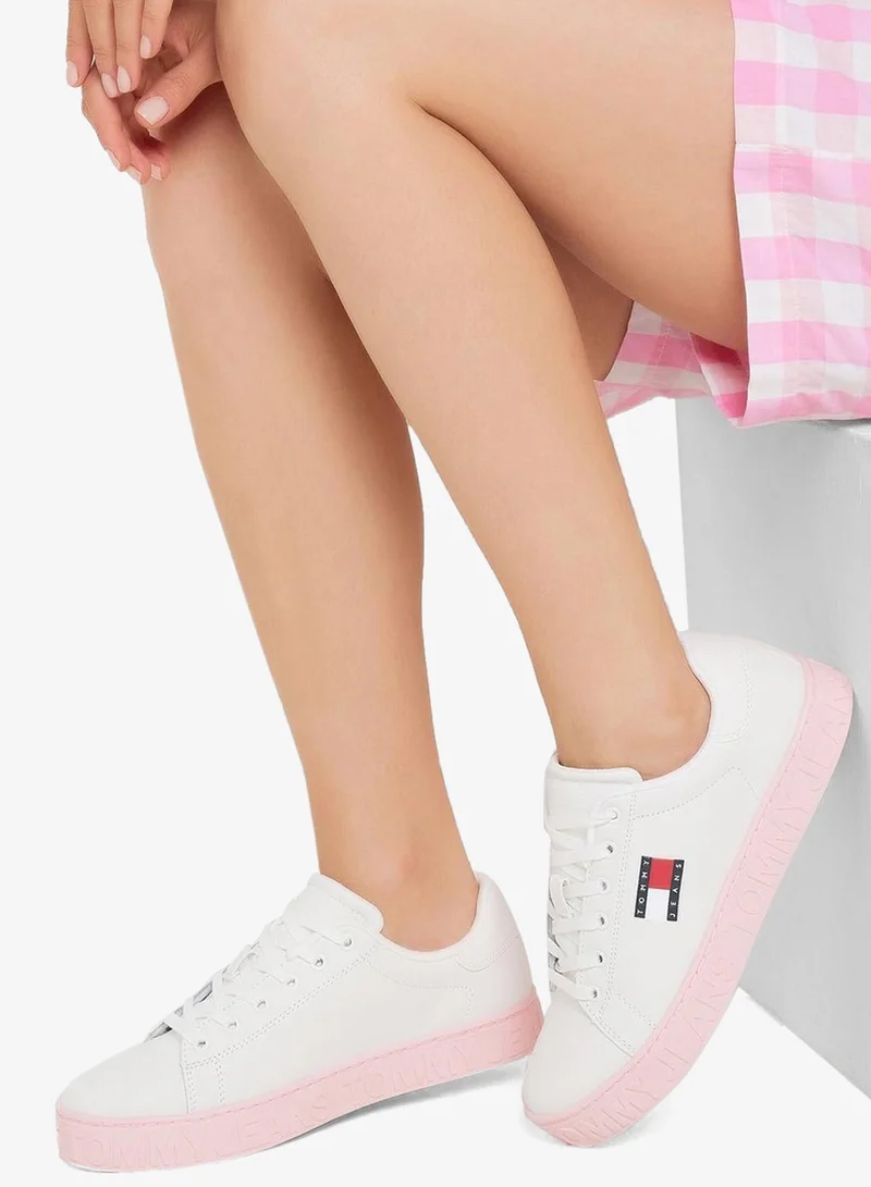 تومي جينز سنيكرز بشعار على النعل برباط علوي منخفض