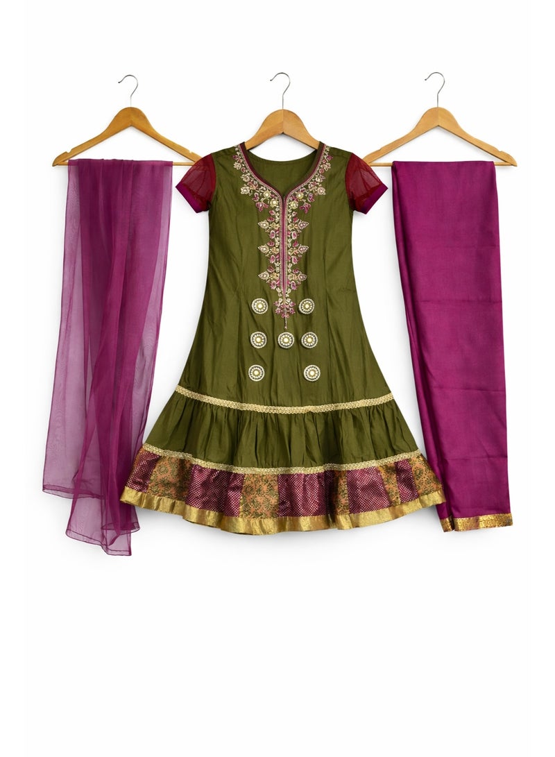 جوليتي إل إل سي طقم ملابس تراثية للبنات مع شال – 3 قطع (فستان مطرز + بنطال + شال) | مقاس 28 (عمر 4–5 سنوات) - Image 3