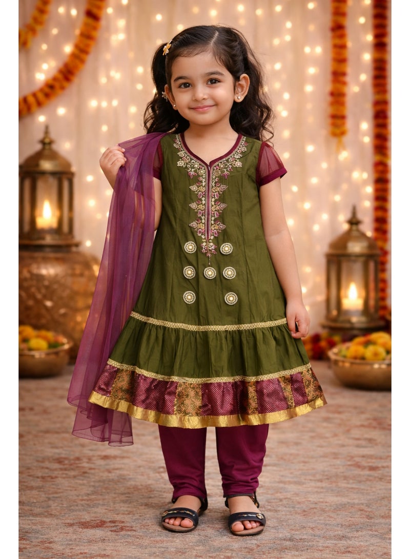جوليتي إل إل سي طقم ملابس تراثية للبنات مع شال – 3 قطع (فستان مطرز + بنطال + شال) | مقاس 28 (عمر 4–5 سنوات) - Image 2
