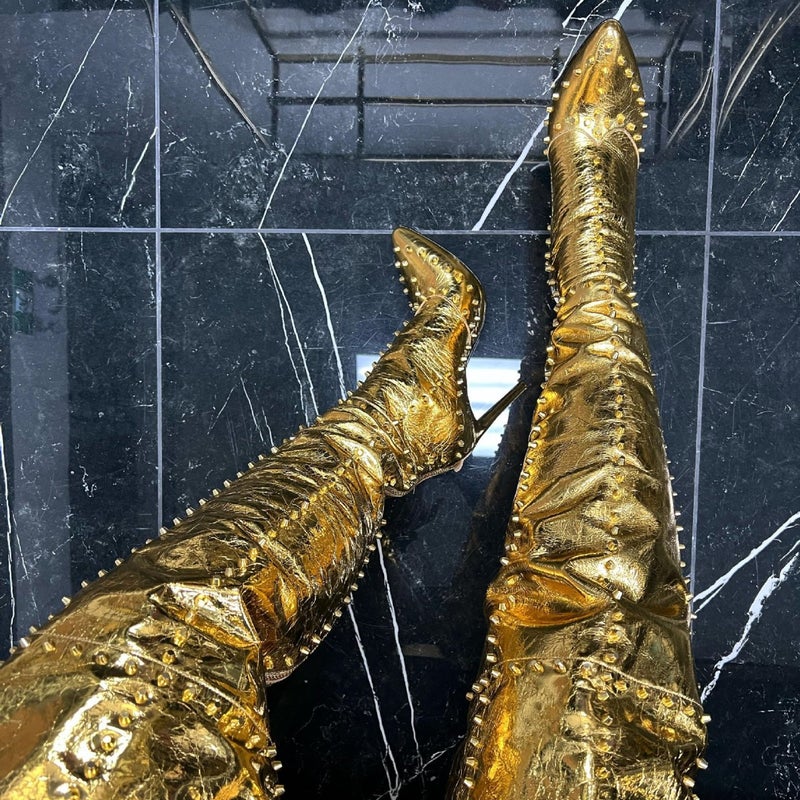 2023 أحذية موضة جديدة ذات كعب ذهبي مزخرف مدبب - Image 1