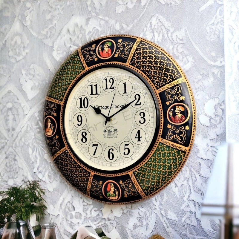 Vintage Clock ساعة حائط كبيرة بتصميم تجريدي من خشب الصنوبر الصلب MDF بأرقام إنجليزية مرسومة يدويًا 16X16 بوصة متعددة الألوان - Image 4