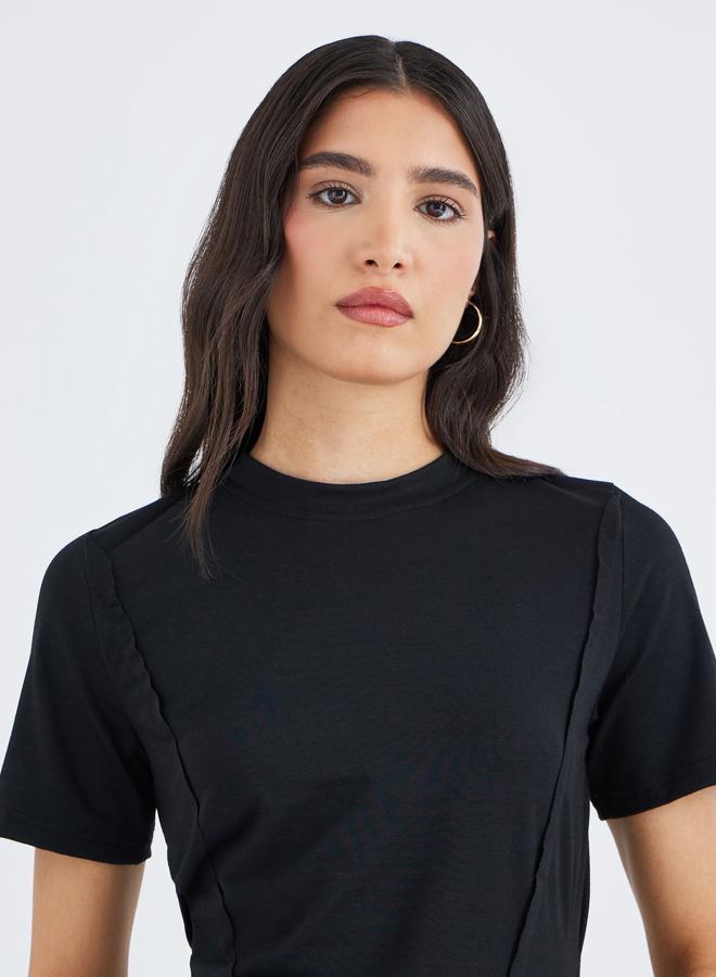 تايك تو تيشيرت أسود بياقة مستديرة وتفاصيل مقطوعة مخيطة - Image 3