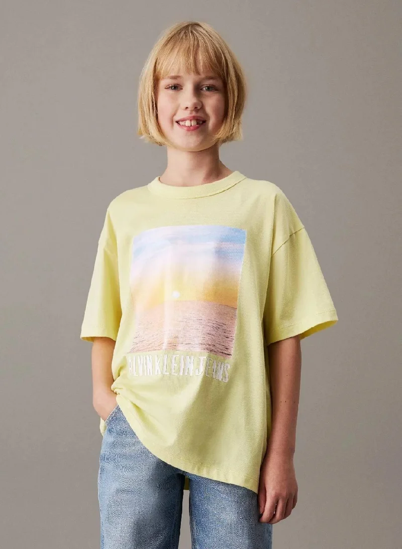 كالفن كلاين جينز تيشرت بقصة مريحة مزين بطبعة رسومات غروب الشمس