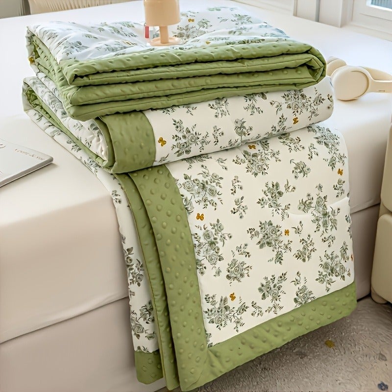 Lightweight Quilt, Cooling Summer Quilt with a Cool-to-the-touch Bean-like Texture, Thin Comforter, Cooling Blanket, Floral Pattern, Microfiber Filling, Suitable for All 4 Seasons, Ideal for Bedrooms, Hotels, Guest Rooms, and Other Settings - Image 1