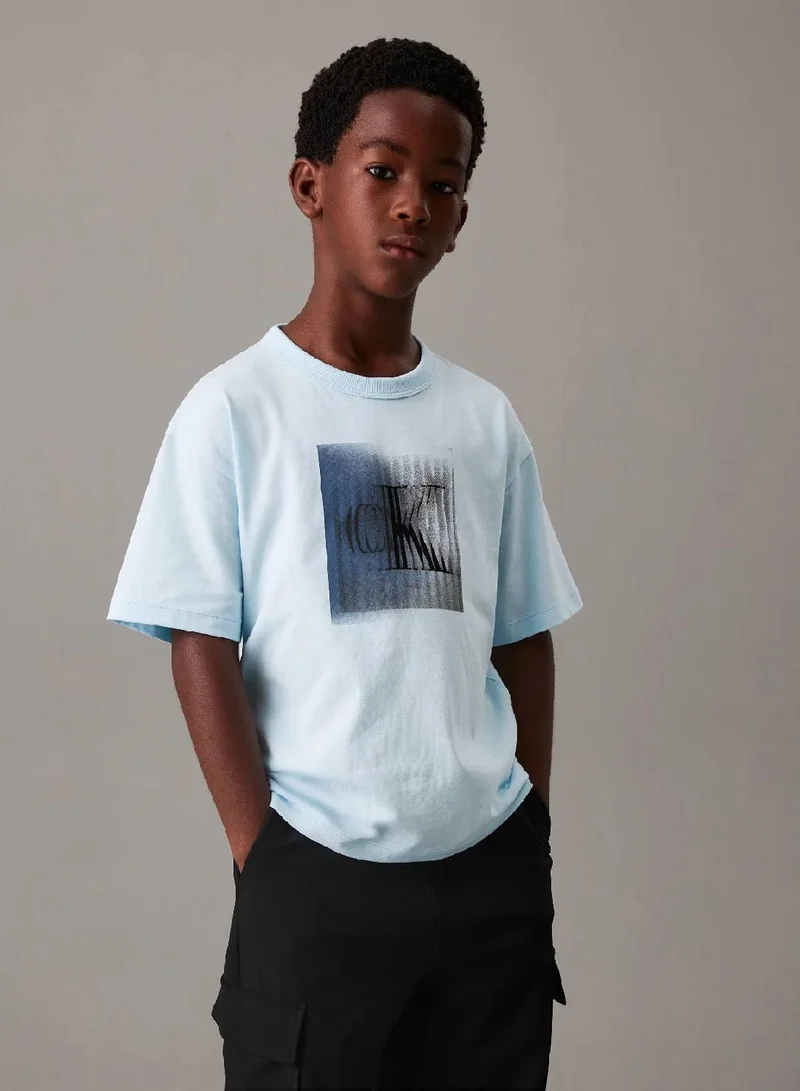 كالفن كلاين جينز تيشرت مزين برسمة شعار كلفن كلاين