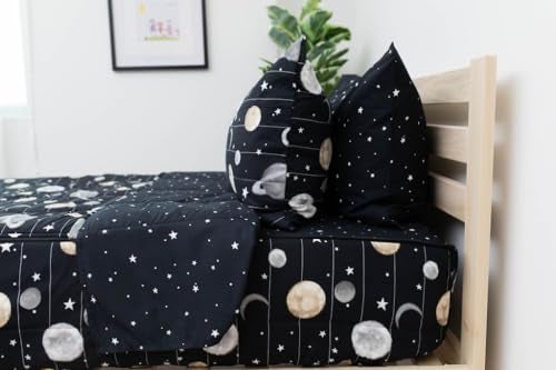 Beddy's بيجامة سرير بيدي ذات طابع الفضاء، غطاء سرير متين بسحاب للأطفال، مجموعة سرير كاملة، ملاءات سوداء وغطاء مريح بمجرة الكون مع نجوم ونظام شمسي، تشمل غطاء وسادة ووسادة مزخرفة، سهل التركيب والغسل - Image 2