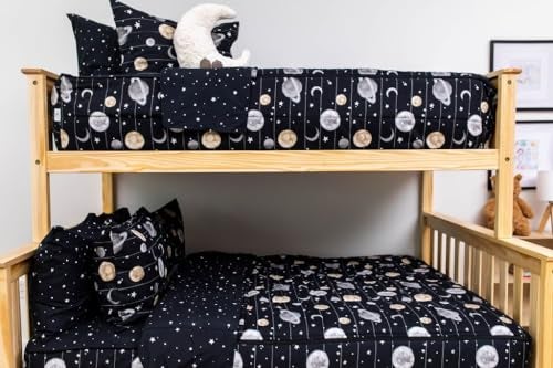 Beddy's بيجامة سرير بيدي ذات طابع الفضاء، غطاء سرير متين بسحاب للأطفال، مجموعة سرير كاملة، ملاءات سوداء وغطاء مريح بمجرة الكون مع نجوم ونظام شمسي، تشمل غطاء وسادة ووسادة مزخرفة، سهل التركيب والغسل - Image 5